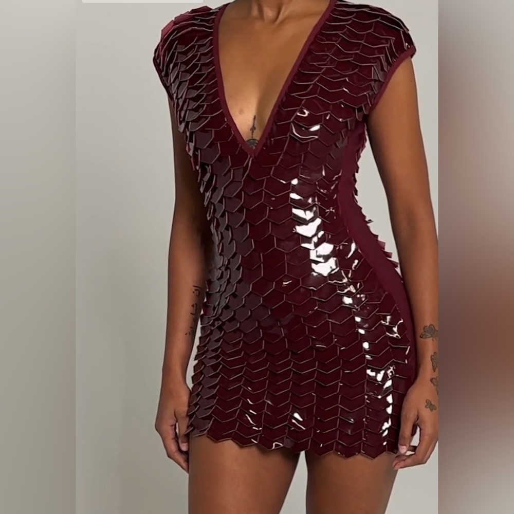 ✨ AKIRA Burgundy Scalloped Mini Dress NWT✨ - Picture 2 of 10